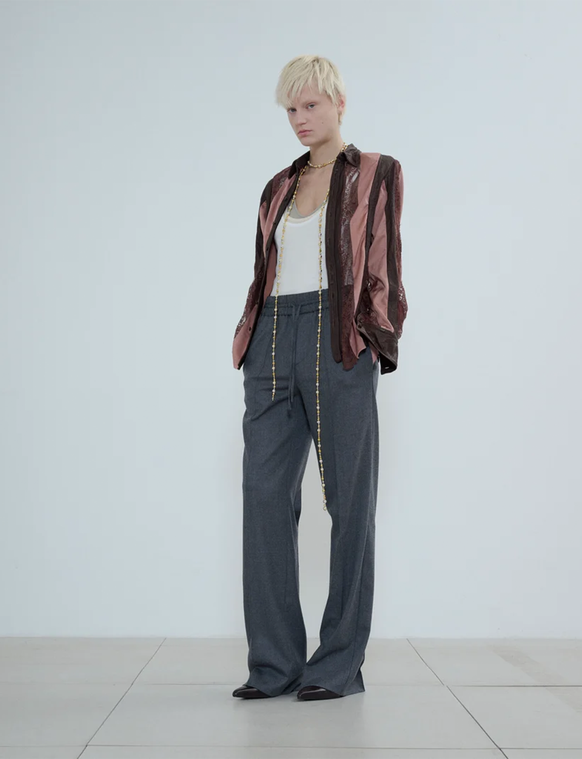 KANAKO SAKAI(カナコサカイ) 2026FW LEATHER LACE PANEL SHIRT レザーレースパネルシャツ ブラウン 着用イメージ