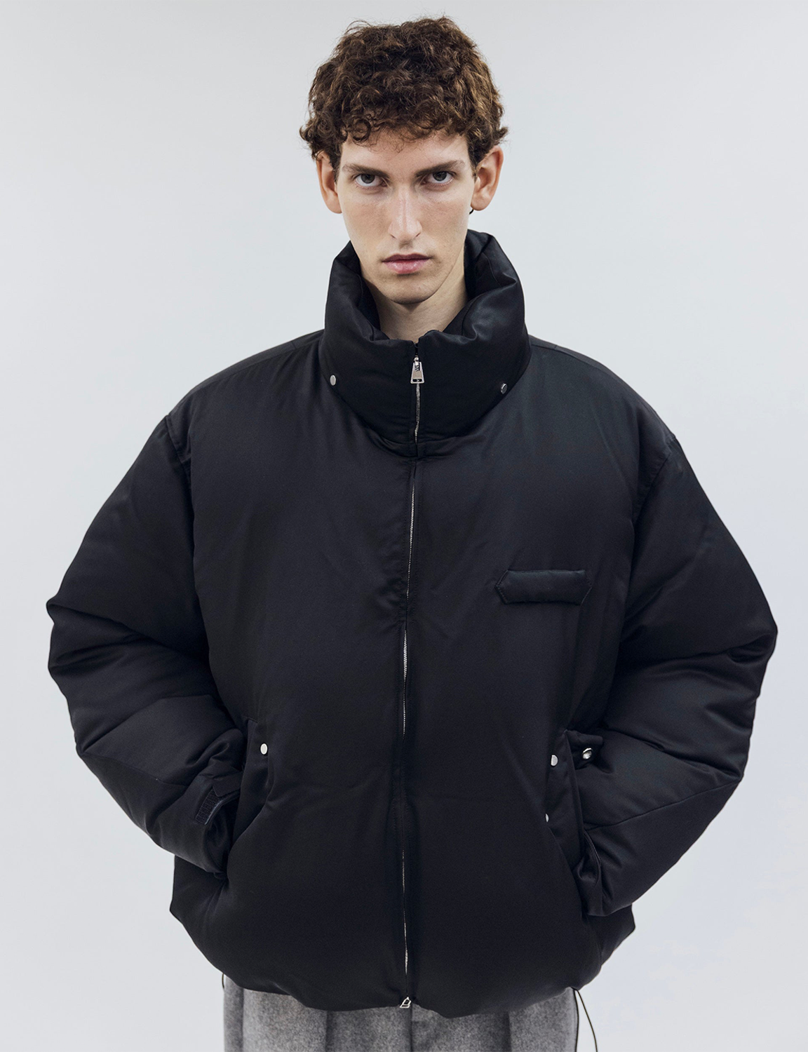 OUAT(オーユーエーティー) 2026FW OFFICE PUFFER ウールキュプラダウンジャケット ブラック 着用時のフロント