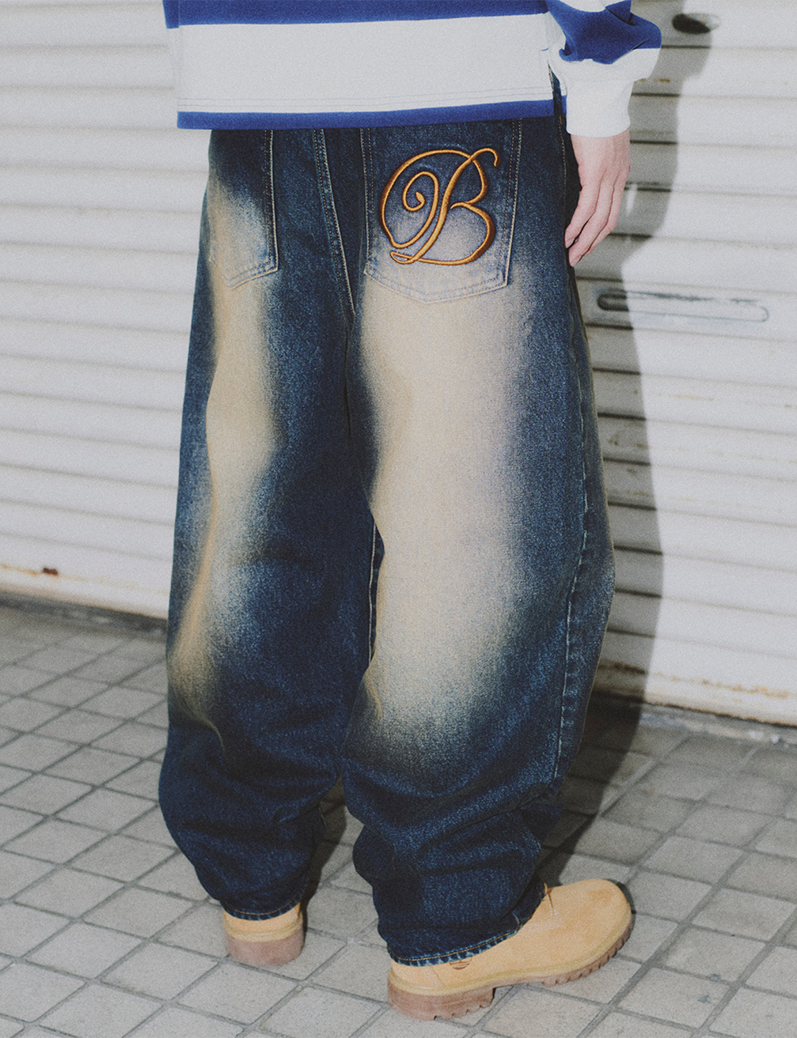 B EMBLEM BAGGY JEANS