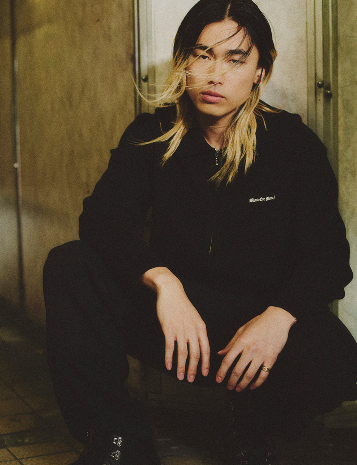 OE LOGO EMBROIDERED COLARED ZIP KNIT