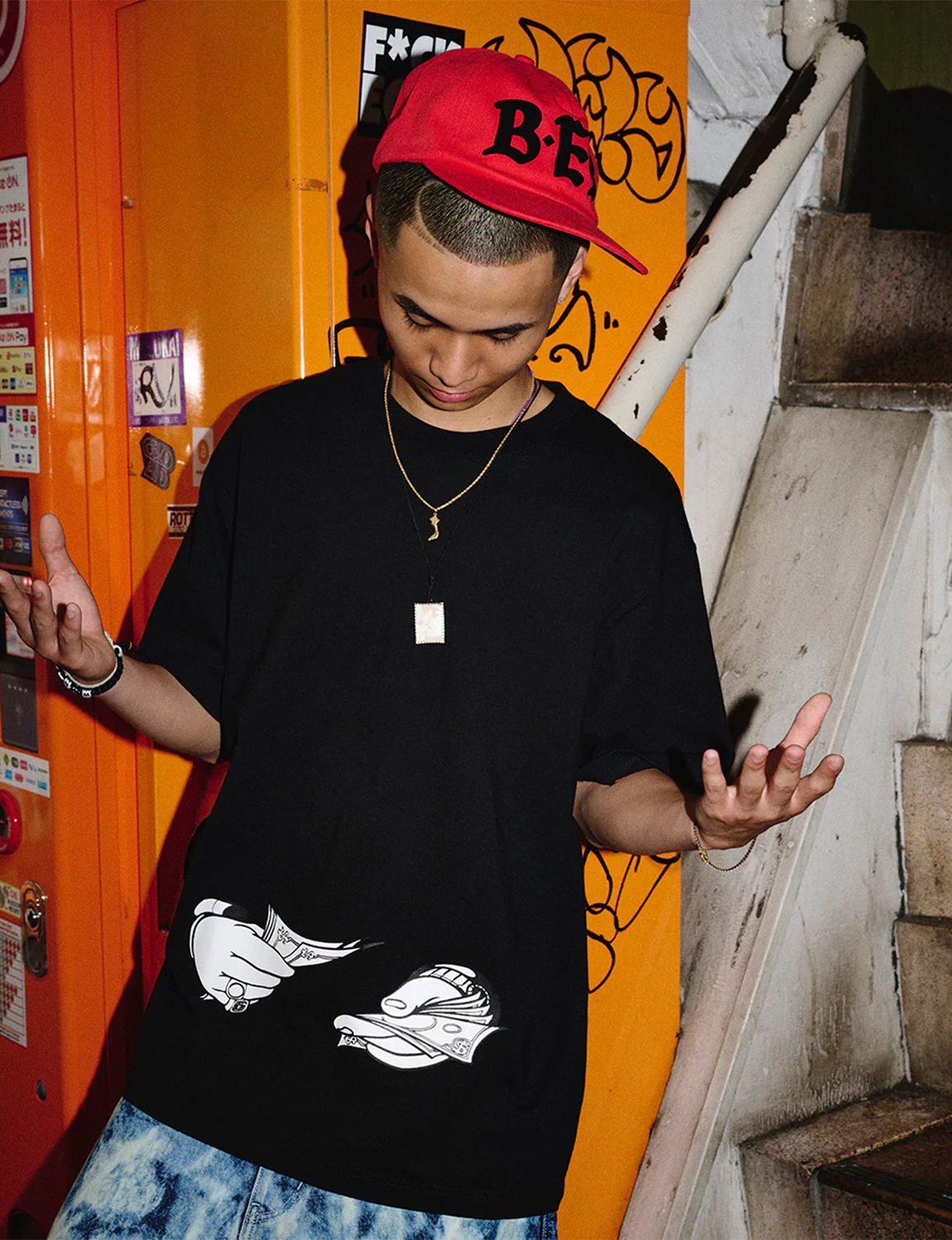COUNTING HANDS TEE