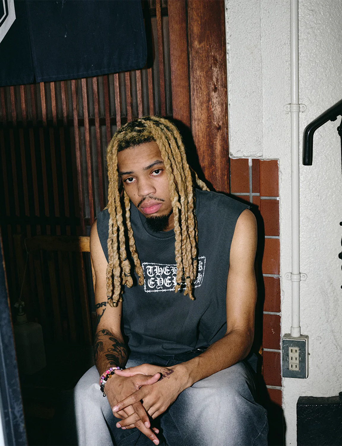 BARBED WIRE LOGO SLEEVELESS TEE