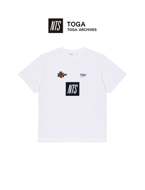 LOGO PRINT T-SHIRT TOGA × NTS