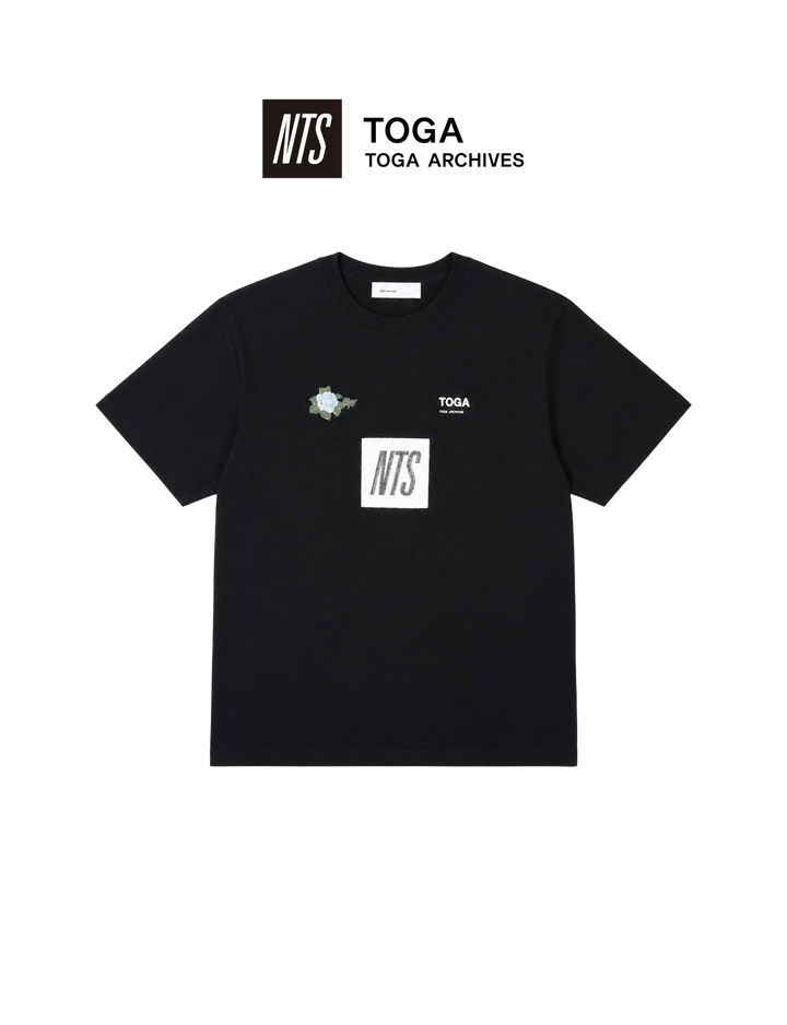 LOGO PRINT T-SHIRT TOGA × NTS