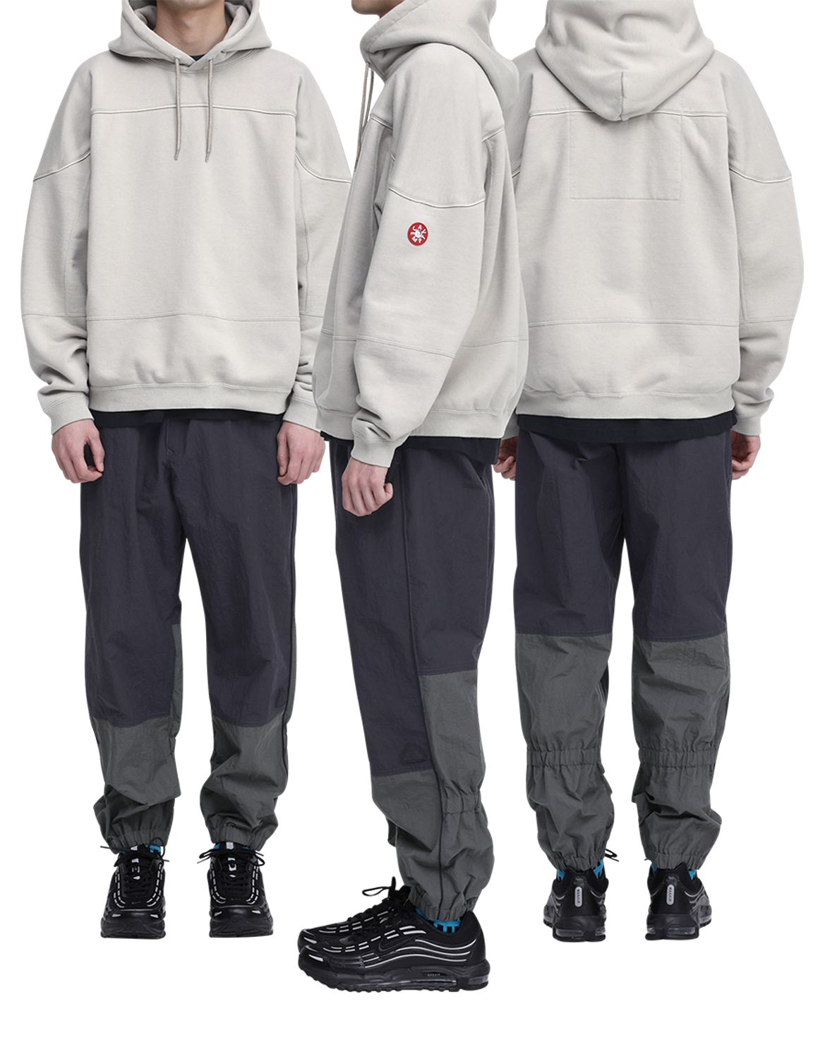 C.E CAV EMPT(シーイー) 2026FW SEPARATE TRACK HOODY プルオーバーパーカー ベージュ 着用イメージ