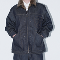 TOGA × Wrangler(トーガ × ラングラー) 2026FW DENIM JACKET ムートン衿のデニムジャケット ネイビー 着用イメージ 正面アップ