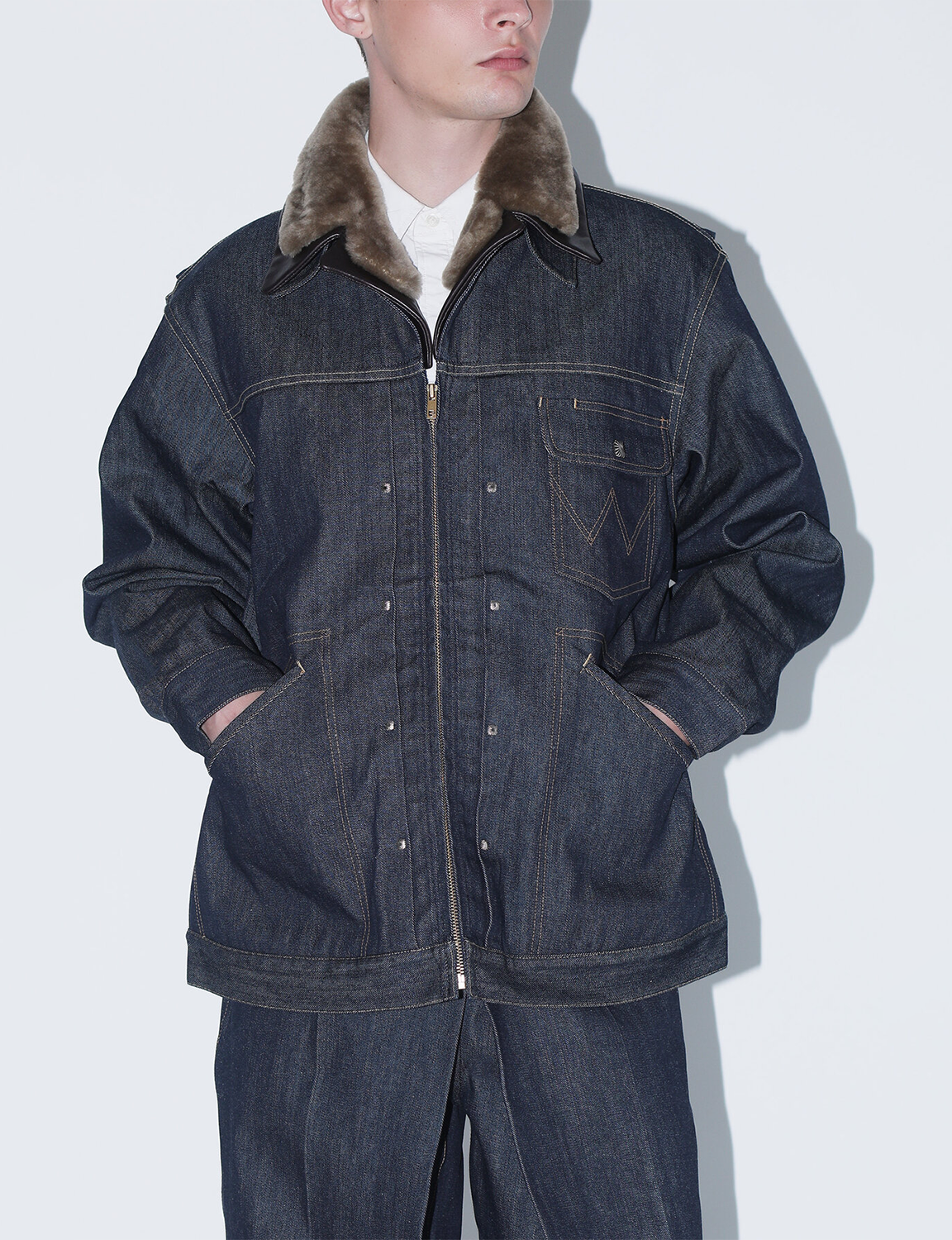 TOGA × Wrangler(トーガ × ラングラー) 2026FW DENIM JACKET ムートン衿のデニムジャケット ネイビー 着用イメージ 正面アップ