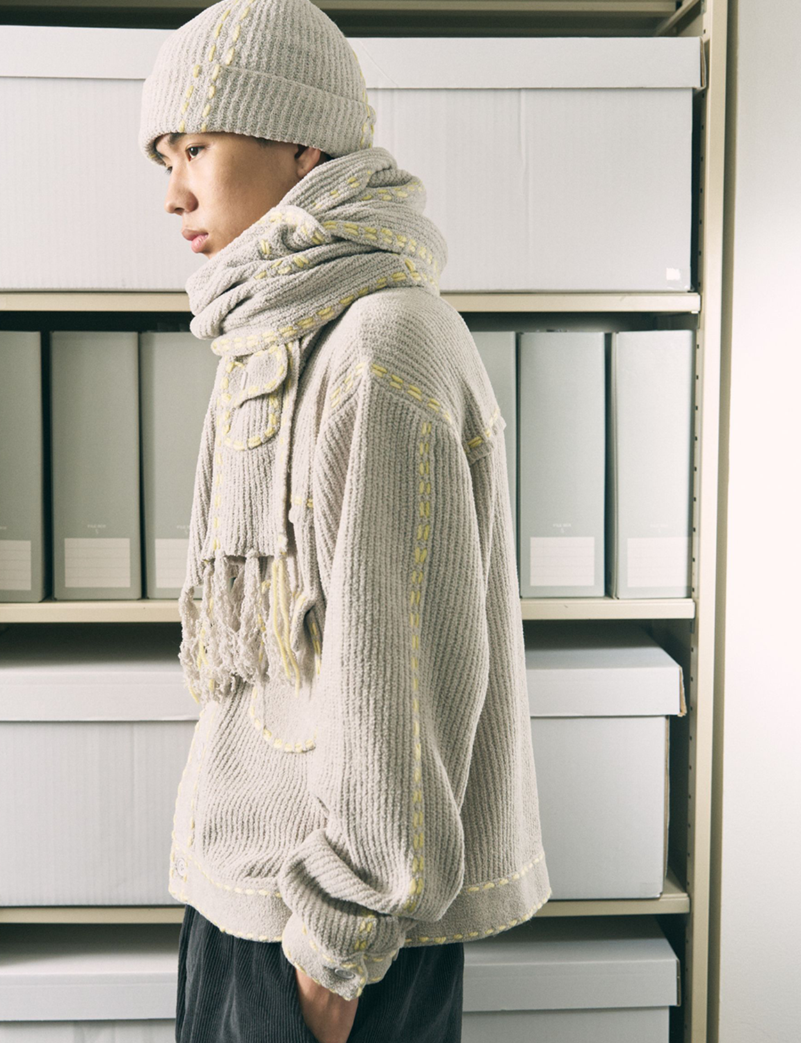 PHINGERIN(フィンガリン) 2026FW PG1 BIG SCARF フリンジ ビッグマフラー グレー 着用イメージ