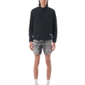 SATISFY(サティスファイ) 2026FW AmbientWarp™ 5" Unlined Shorts ランニングショーツ ブラックデニム 着用イメージ 正面 ロングスリーブと