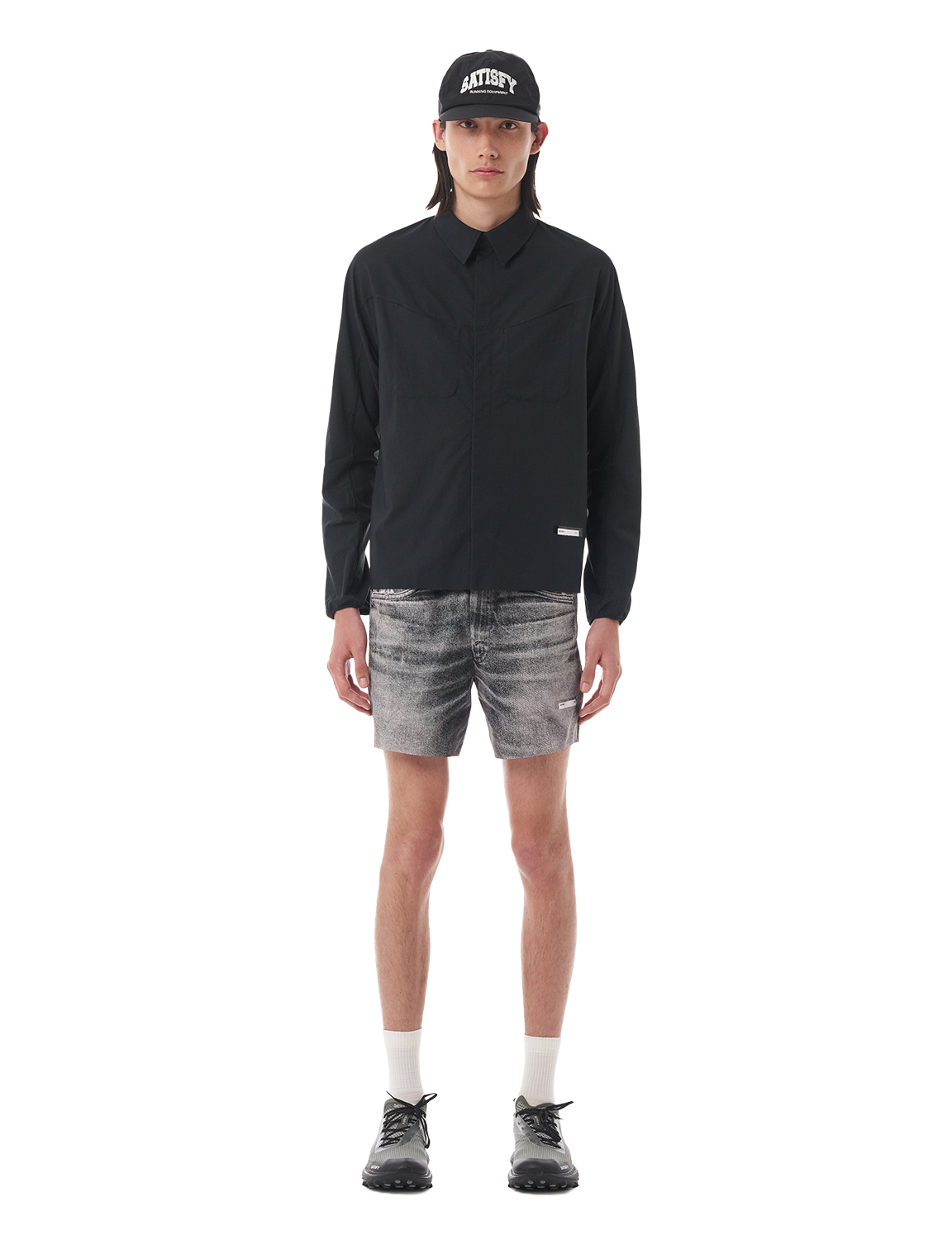 SATISFY(サティスファイ) 2026FW AmbientWarp™ 5" Unlined Shorts ランニングショーツ ブラックデニム 着用イメージ 正面 ロングスリーブと