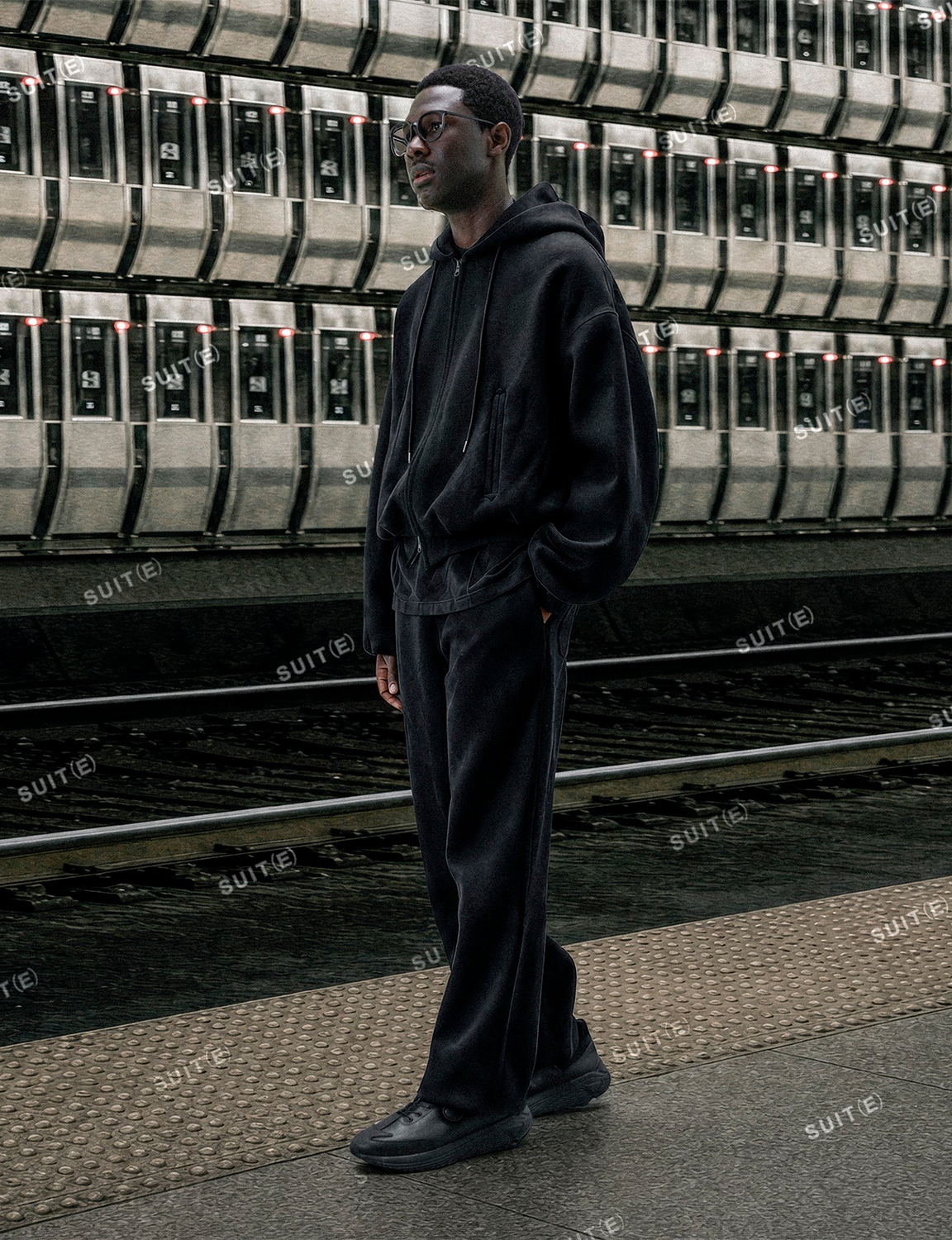 FUMITO GANRYU(フミトガンリュウ) 2026FW Deformed Hoodie ダブルフェイスウールのジップフーディー ブラック 着用イメージ