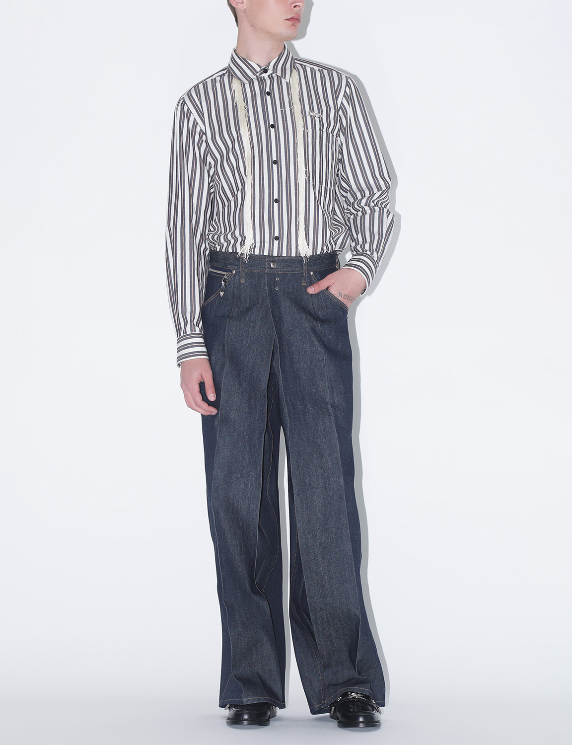 TOGA × Wrangler(トーガ × ラングラー) 2026FW WIDE DENIM TROUSERS ワイドデニムパンツ ネイビー 着用イメージ 正面