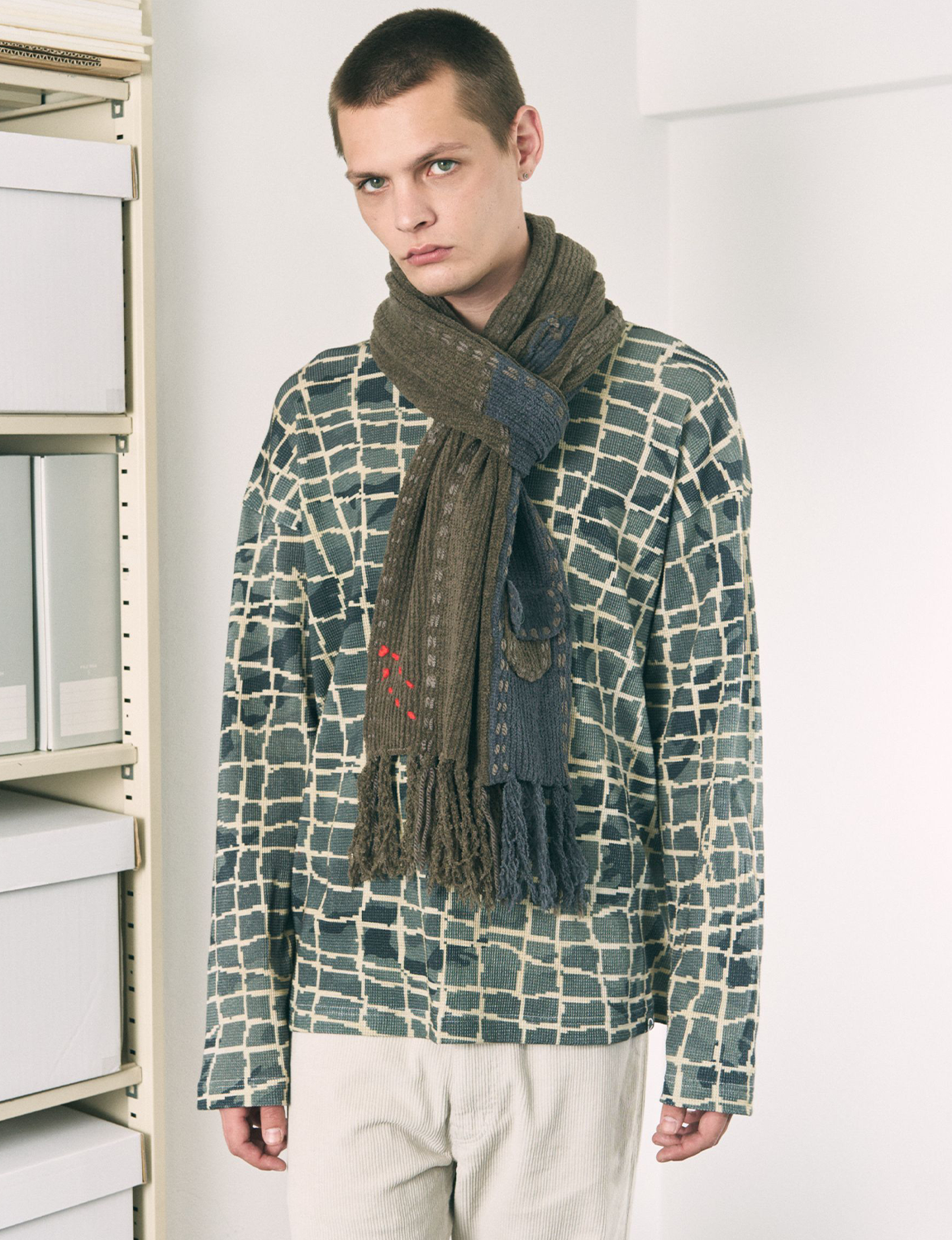 PHINGERIN(フィンガリン) 2026FW PG1 BIG SCARF フリンジ ビッグマフラー マルチカーキ 着用イメージ