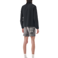 SATISFY(サティスファイ) 2026FW AmbientWarp™ 5" Unlined Shorts ランニングショーツ ブラックデニム 着用イメージ 背面 ロングスリーブと