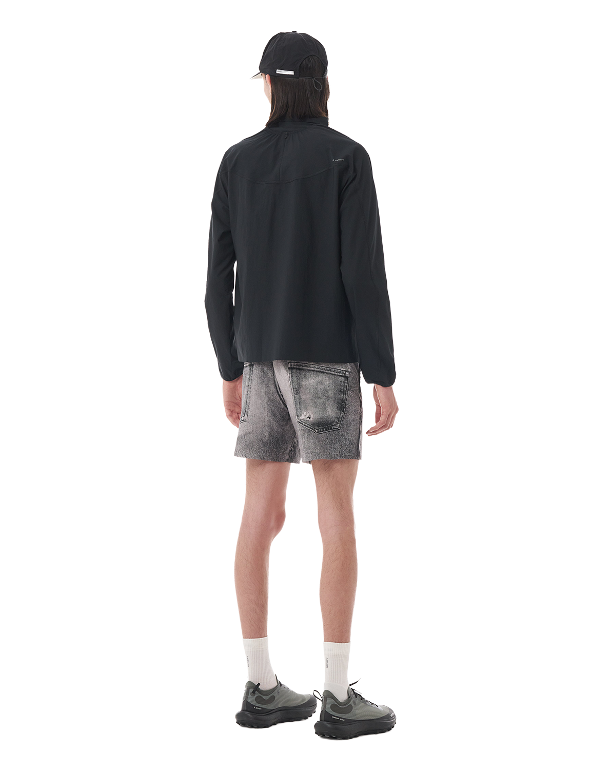 SATISFY(サティスファイ) 2026FW AmbientWarp™ 5" Unlined Shorts ランニングショーツ ブラックデニム 着用イメージ 背面 ロングスリーブと