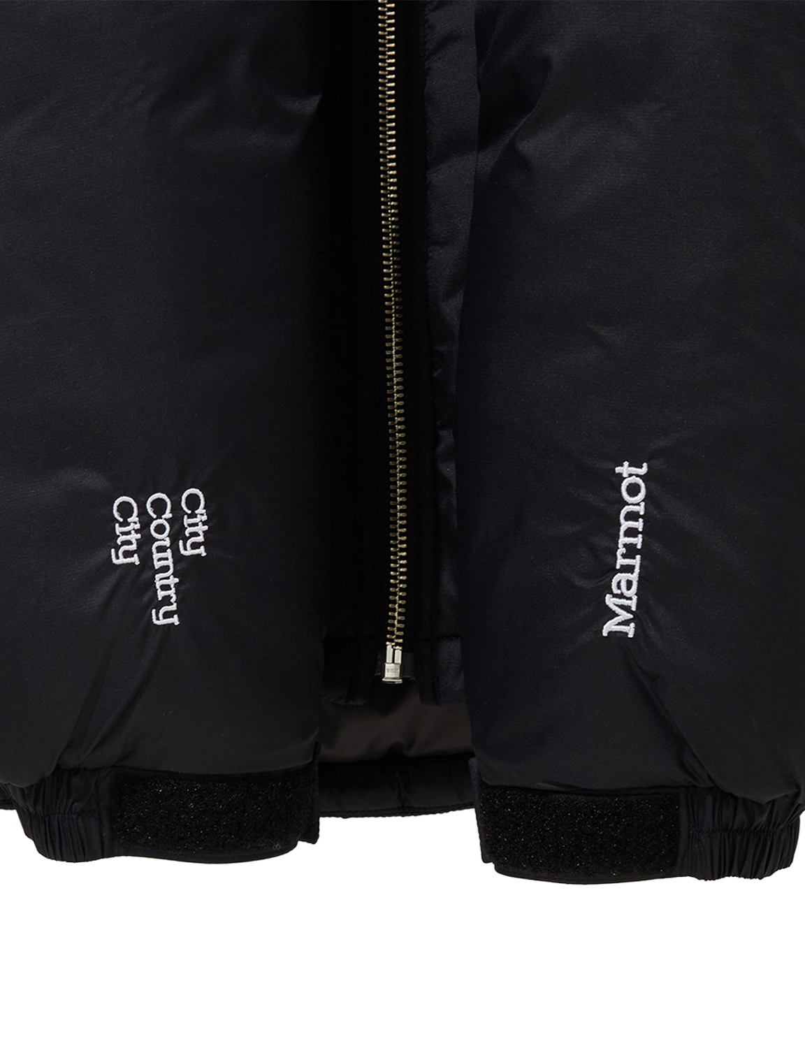 CITY COUNTRY CITY(シティ・カントリー・シティ) 2026FW × Marmot MC PRIMALOFT JACKET 中綿ジャケット ブラック 裾のピスネームのディテール