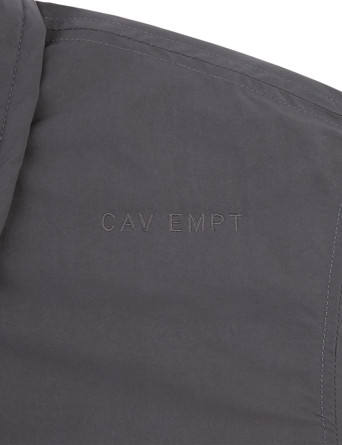 C.E CAV EMPT(シーイー) 2026FW PN ZIP SHORT JACKET ジップショートジャケット チャコール ロゴのディテール