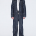 TOGA × Wrangler(トーガ × ラングラー) 2026FW DENIM JACKET ムートン衿のデニムジャケット ネイビー 着用イメージ 全身