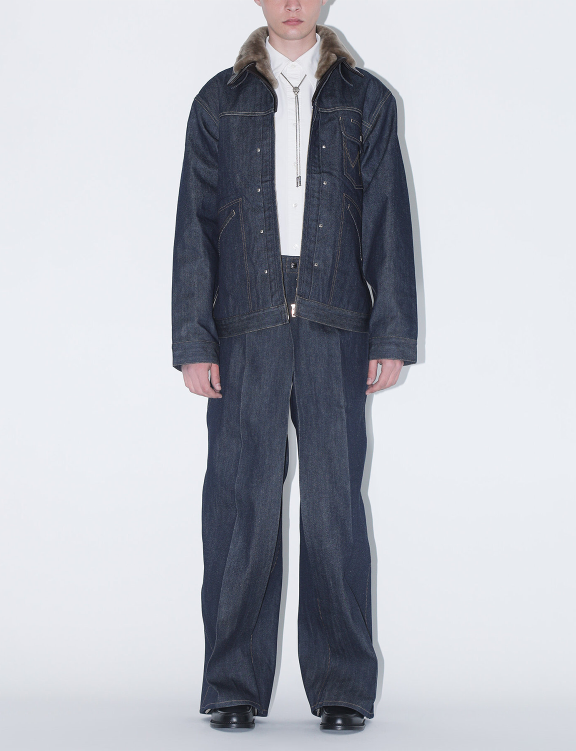 TOGA × Wrangler(トーガ × ラングラー) 2026FW DENIM JACKET ムートン衿のデニムジャケット ネイビー 着用イメージ 全身