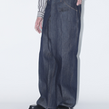TOGA × Wrangler(トーガ × ラングラー) 2026FW WIDE DENIM TROUSERS ワイドデニムパンツ ネイビー 着用イメージ 斜め前