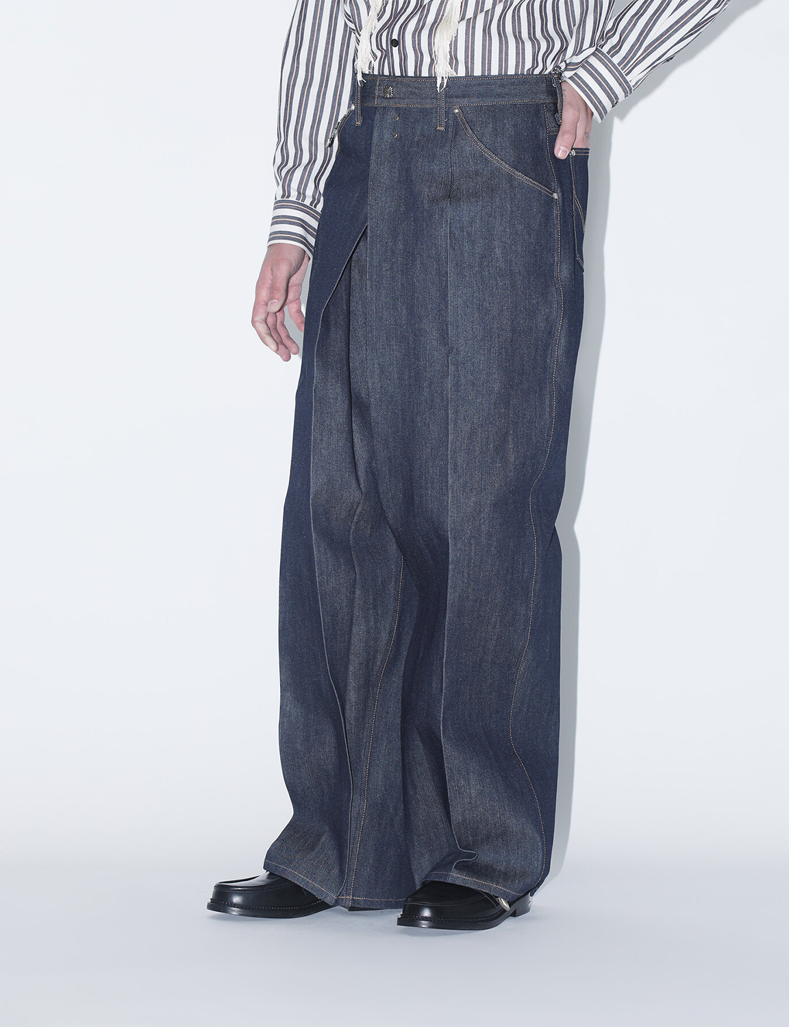 TOGA × Wrangler(トーガ × ラングラー) 2026FW WIDE DENIM TROUSERS ワイドデニムパンツ ネイビー 着用イメージ 斜め前