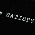 SATISFY(サティスファイ) 2026FW MothTech™ T‑Shirt ランニングTシャツ エイジドブラック 背面ロゴの反射プリント