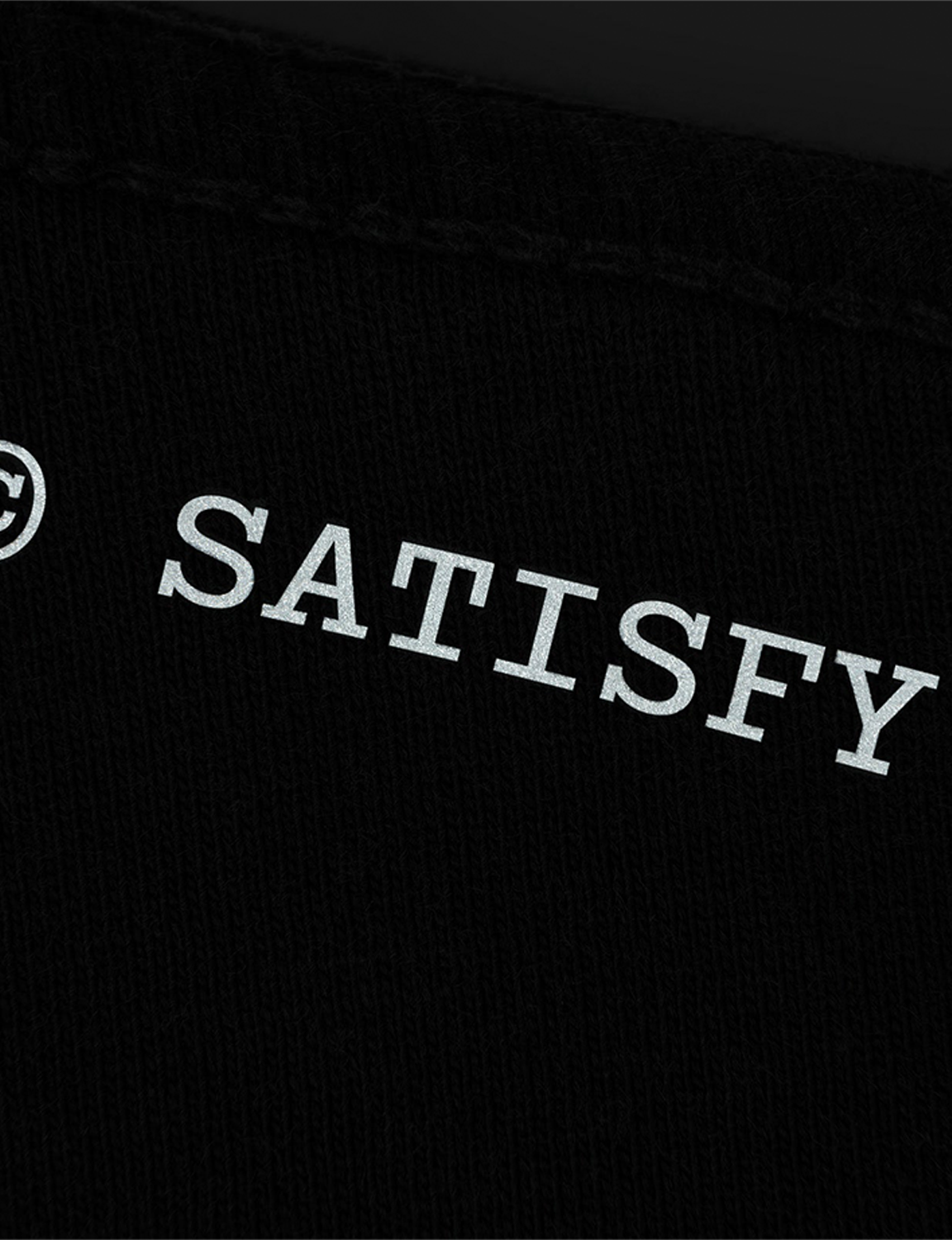 SATISFY(サティスファイ) 2026FW MothTech™ T‑Shirt ランニングTシャツ エイジドブラック 背面ロゴの反射プリント