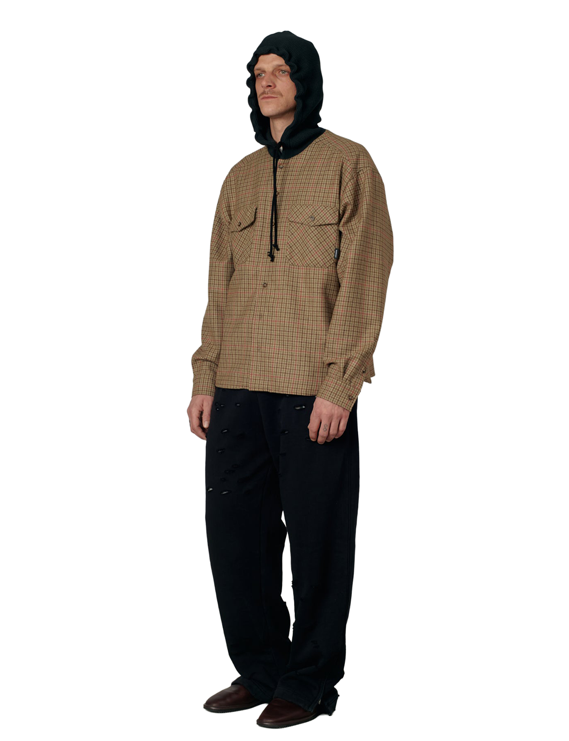 RASSVET(ラスベート) 2026FW HOODED WOOL COMBO OVER SHIRT フード付きチェックのウールオーバーシャツ ブラウン 着用イメージ フードをかぶった正面