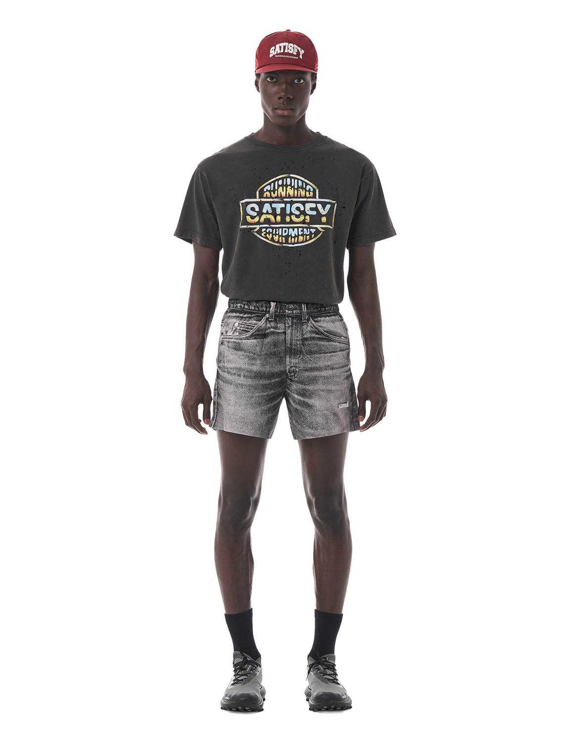 SATISFY(サティスファイ) 2026FW AmbientWarp™ 5" Unlined Shorts ランニングショーツ ブラックデニム 着用イメージ 正面 グラフィックTシャツと