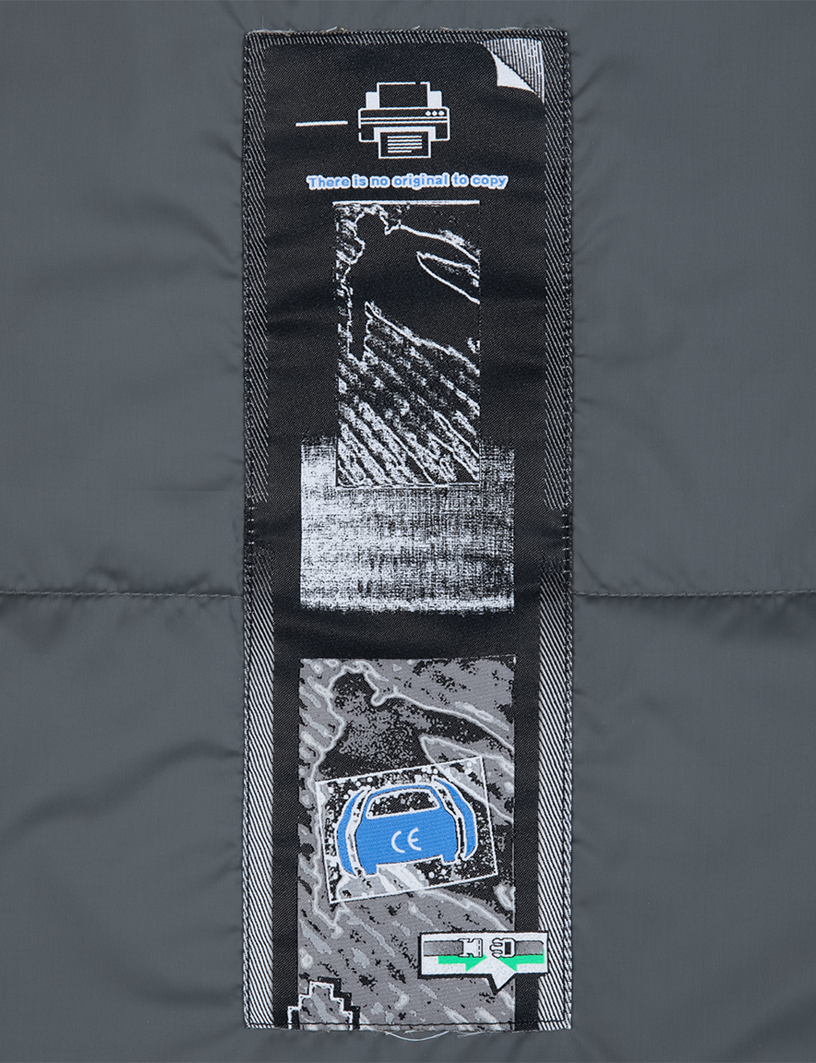 C.E CAV EMPT(シーイー) 2026FW PN ZIP SHORT JACKET ジップショートジャケット チャコール 内側のラベル