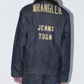 TOGA × Wrangler(トーガ × ラングラー) 2026FW DENIM JACKET ムートン衿のデニムジャケット ネイビー 着用イメージ 背面の刺繍