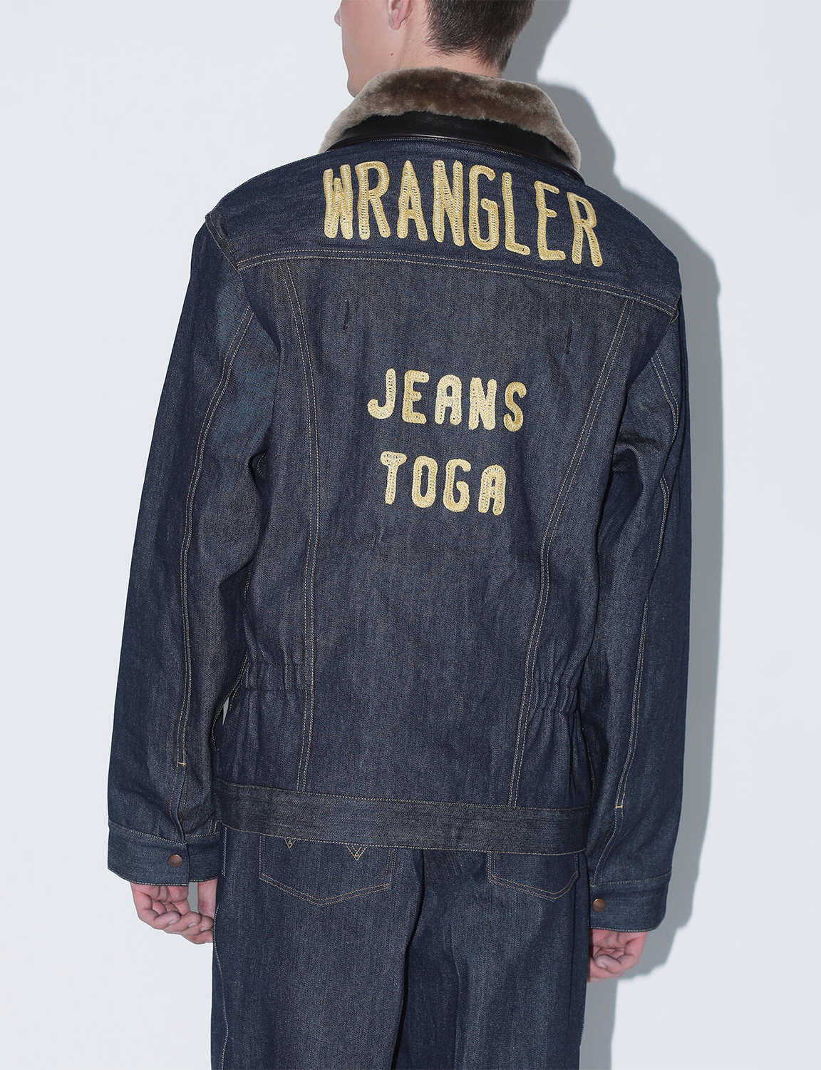 TOGA × Wrangler(トーガ × ラングラー) 2026FW DENIM JACKET ムートン衿のデニムジャケット ネイビー 着用イメージ 背面の刺繍