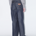TOGA × Wrangler(トーガ × ラングラー) 2026FW WIDE DENIM TROUSERS ワイドデニムパンツ ネイビー 着用イメージ 斜め後ろ