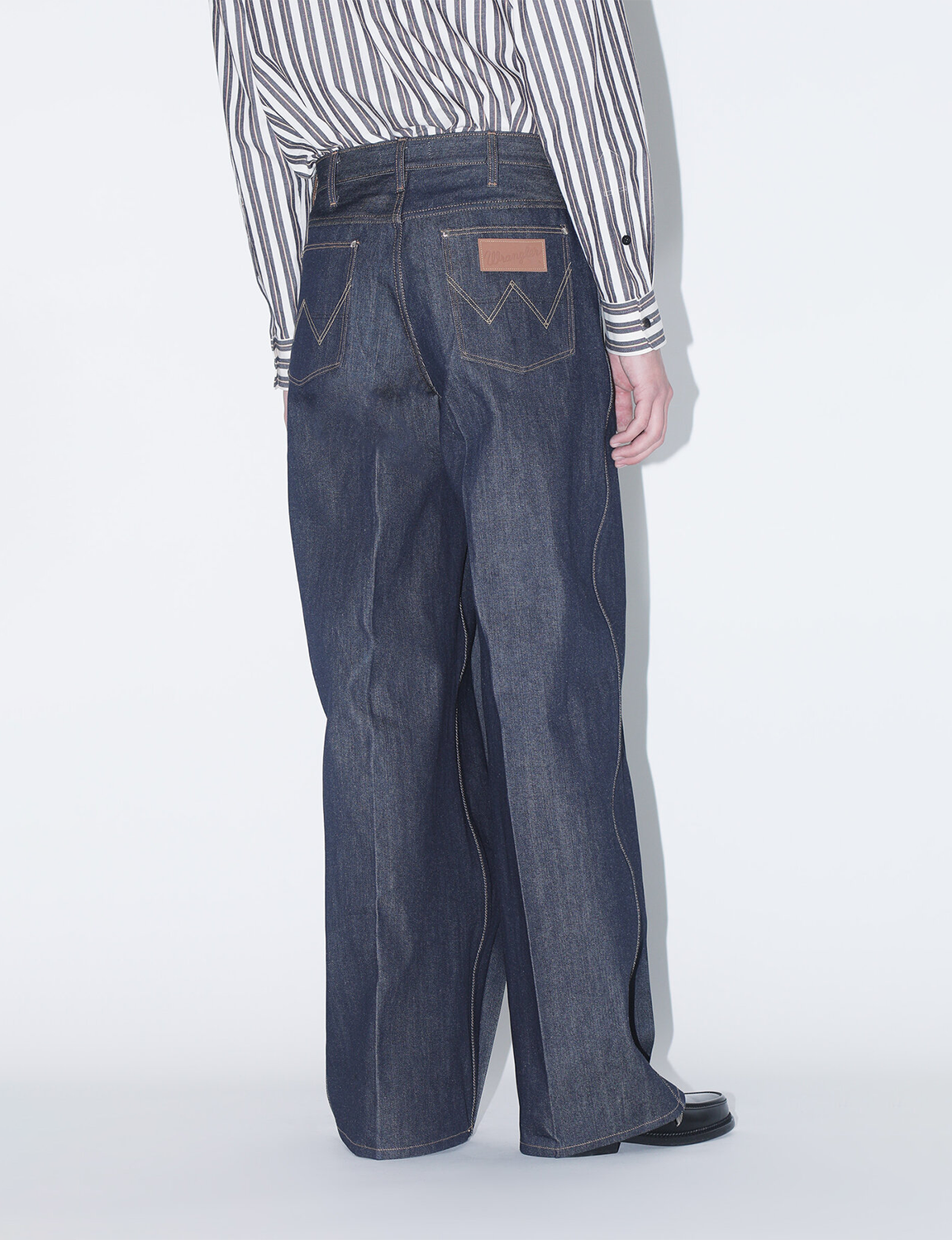 TOGA × Wrangler(トーガ × ラングラー) 2026FW WIDE DENIM TROUSERS ワイドデニムパンツ ネイビー 着用イメージ 斜め後ろ
