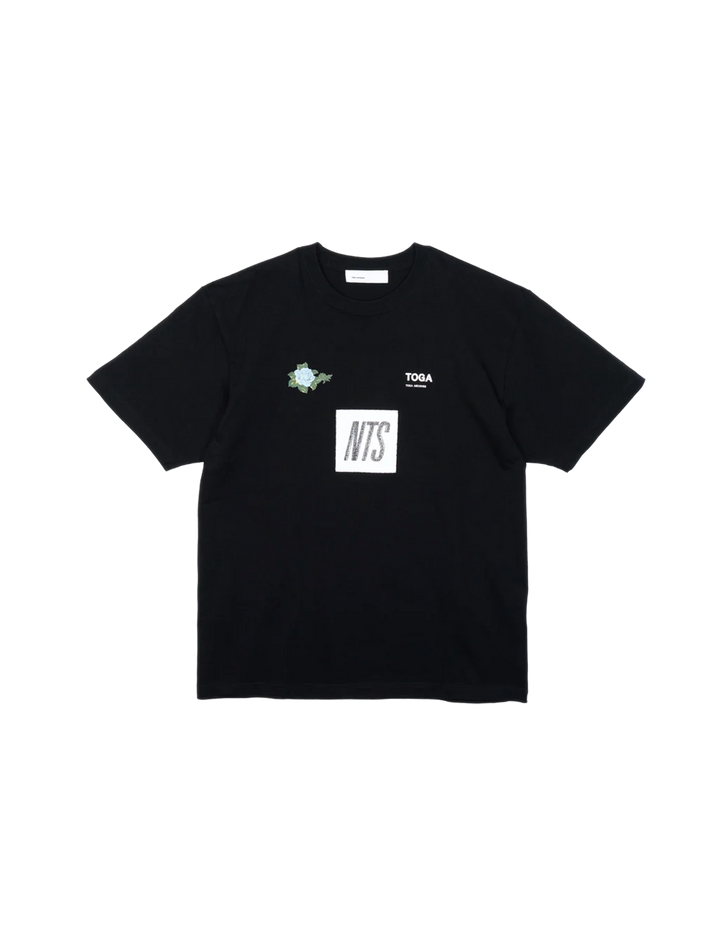 LOGO PRINT T-SHIRT TOGA × NTS