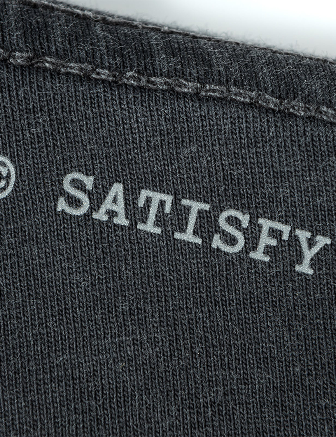 SATISFY(サティスファイ) 2026FW MothTech™ T‑Shirt ランニングTシャツ エイジドブラック 背面のロゴプリント