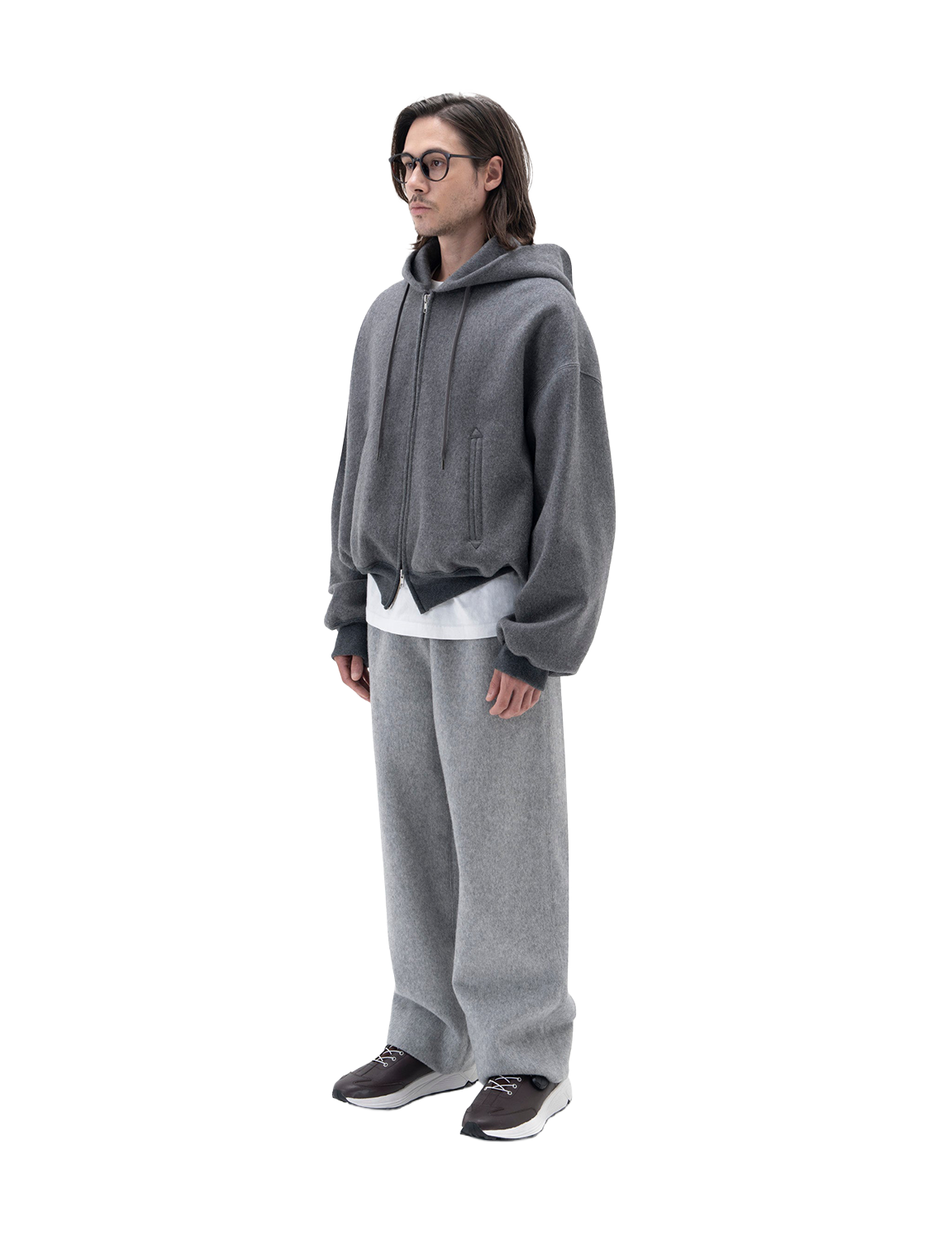 FUMITO GANRYU(フミトガンリュウ) 2026FW Deformed Hoodie ダブルフェイスウールのジップフーディー ダークヘザーグレー 着用イメージ 斜め前