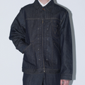 TOGA × Wrangler(トーガ × ラングラー) 2026FW DENIM JACKET ムートン衿のデニムジャケット ネイビー 着用イメージ 斜め前