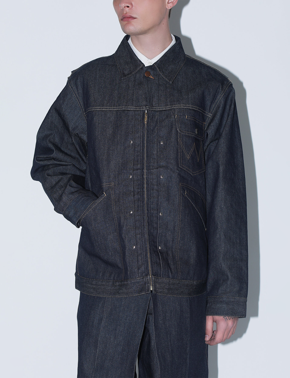 TOGA × Wrangler(トーガ × ラングラー) 2026FW DENIM JACKET ムートン衿のデニムジャケット ネイビー 着用イメージ 斜め前