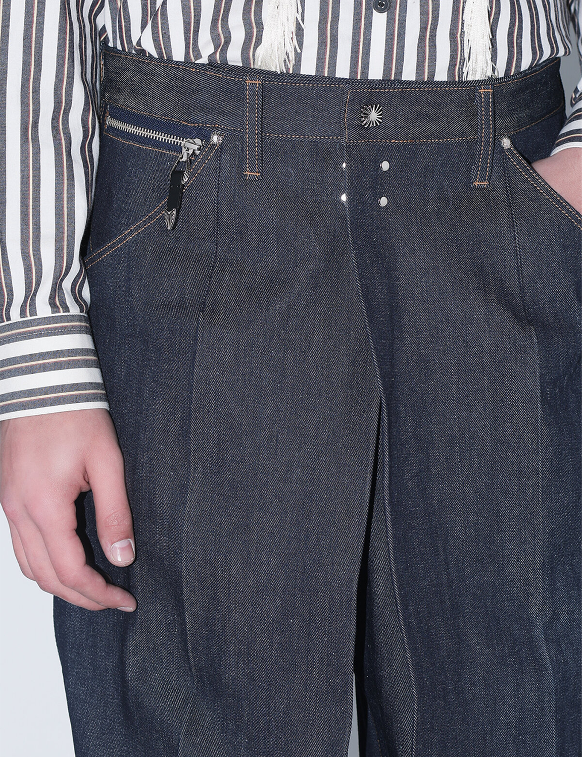 TOGA × Wrangler(トーガ × ラングラー) 2026FW WIDE DENIM TROUSERS ワイドデニムパンツ ネイビー フロントポケットのディテール