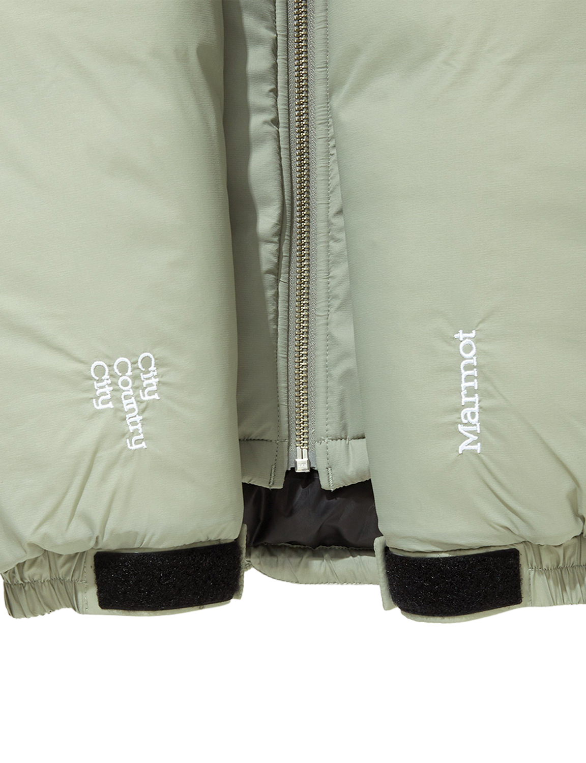 CITY COUNTRY CITY(シティ・カントリー・シティ) 2026FW × Marmot MC PRIMALOFT JACKET 中綿ジャケット ベージュ 裾のピスネームのディテール