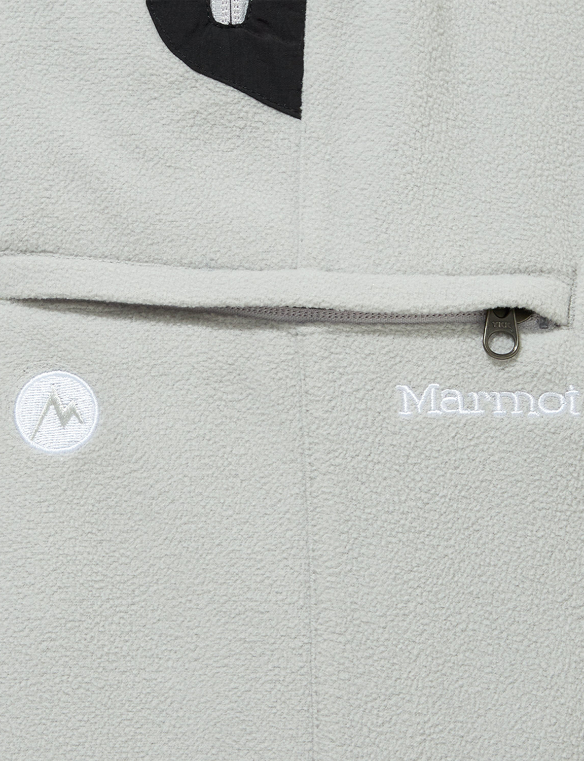 CITY COUNTRY CITY(シティ・カントリー・シティ) 2026FW × Marmot POLARTEC FLEECE PANTS フリースパンツ グレー ポケットのMarmotロゴ