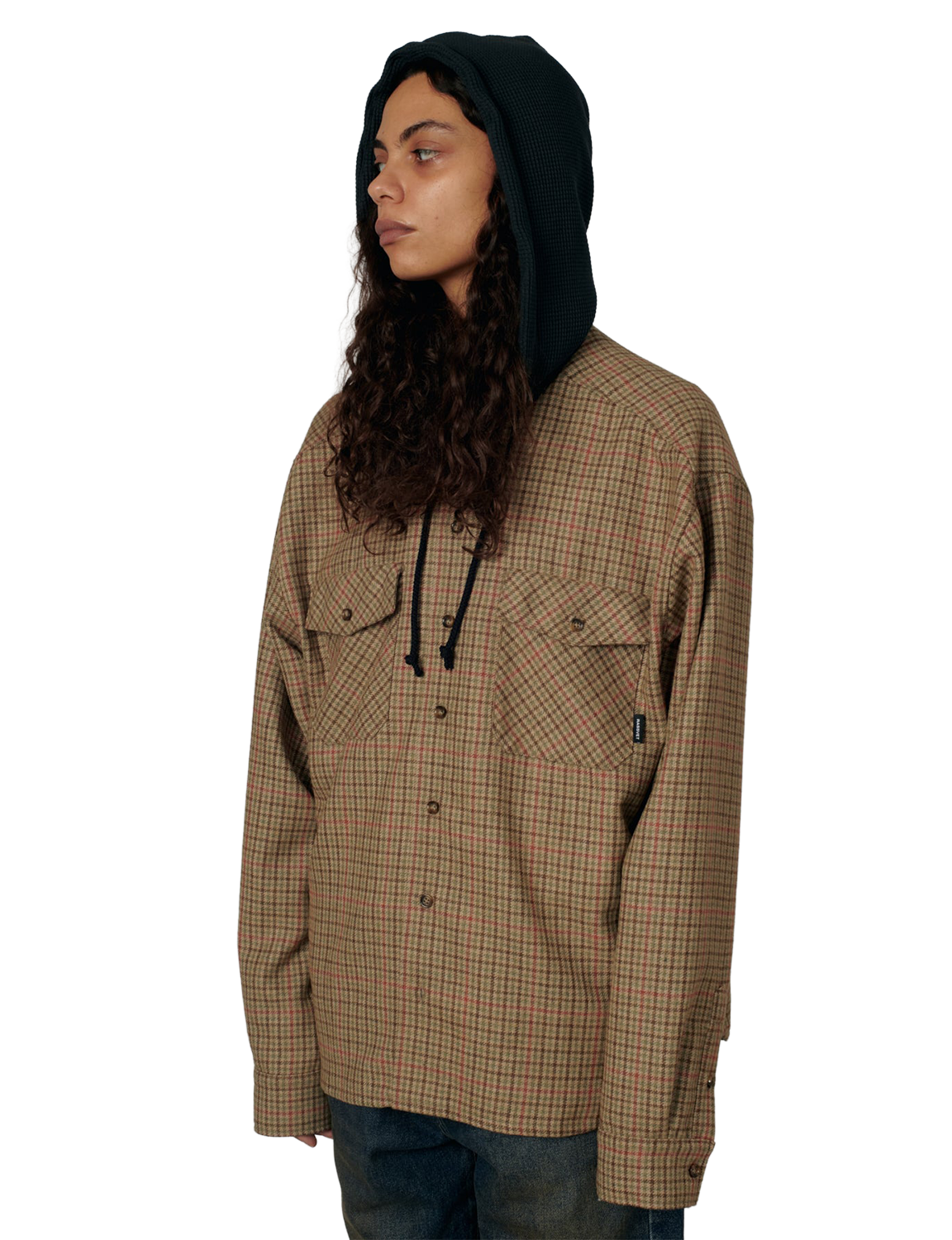 RASSVET(ラスベート) 2026FW HOODED WOOL COMBO OVER SHIRT フード付きチェックのウールオーバーシャツ ブラウン 着用イメージ ウィメンズ フードをかぶった横