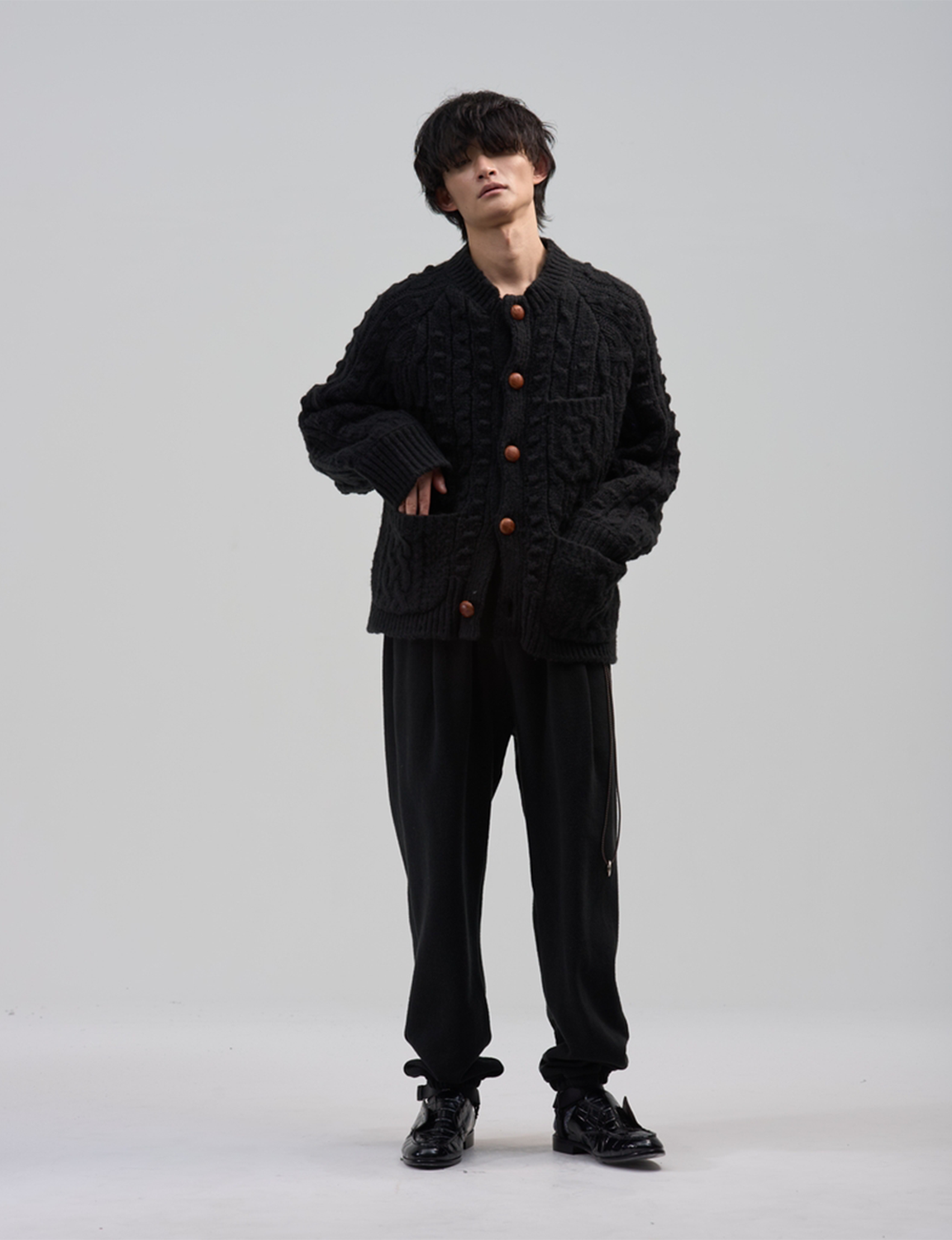BED j.w. FORD(ベッドフォード) 2026FW Cowichan カウチンニットカーディガン ブラック 着用イメージ