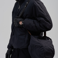 BED j.w. FORD(ベッドフォード) 2026FW Over Hood フード付きダウンジャケット ブラック フードを肩掛けした着用イメージ