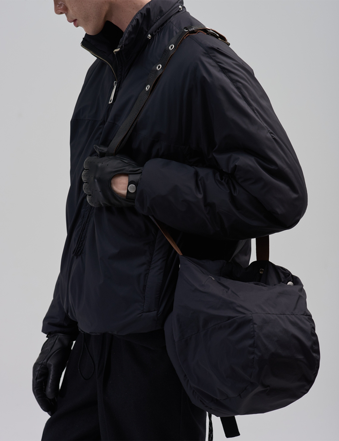 BED j.w. FORD(ベッドフォード) 2026FW Over Hood フード付きダウンジャケット ブラック フードを肩掛けした着用イメージ