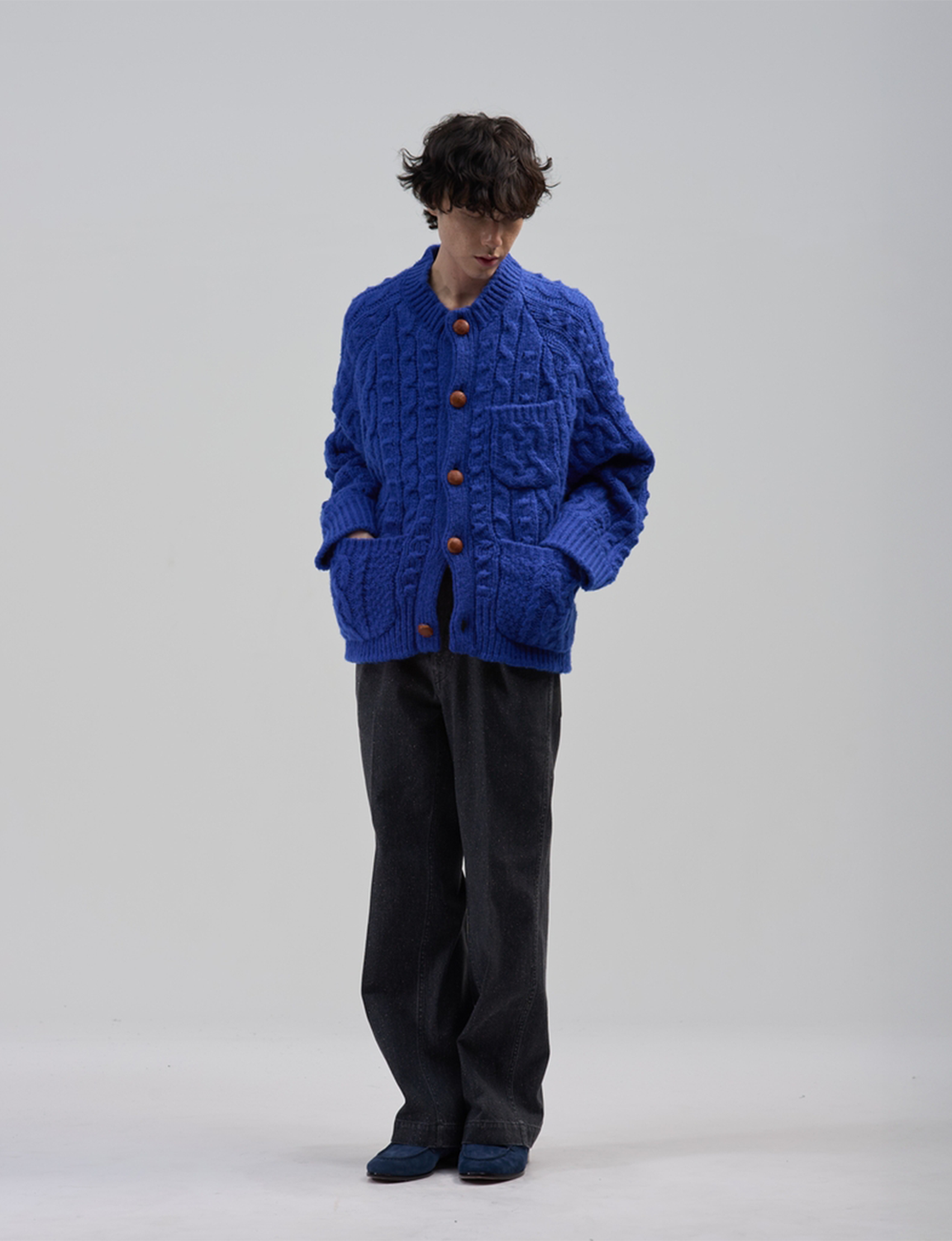 BED j.w. FORD(ベッドフォード) 2026FW Cowichan カウチンニットカーディガン ブルー 着用イメージ