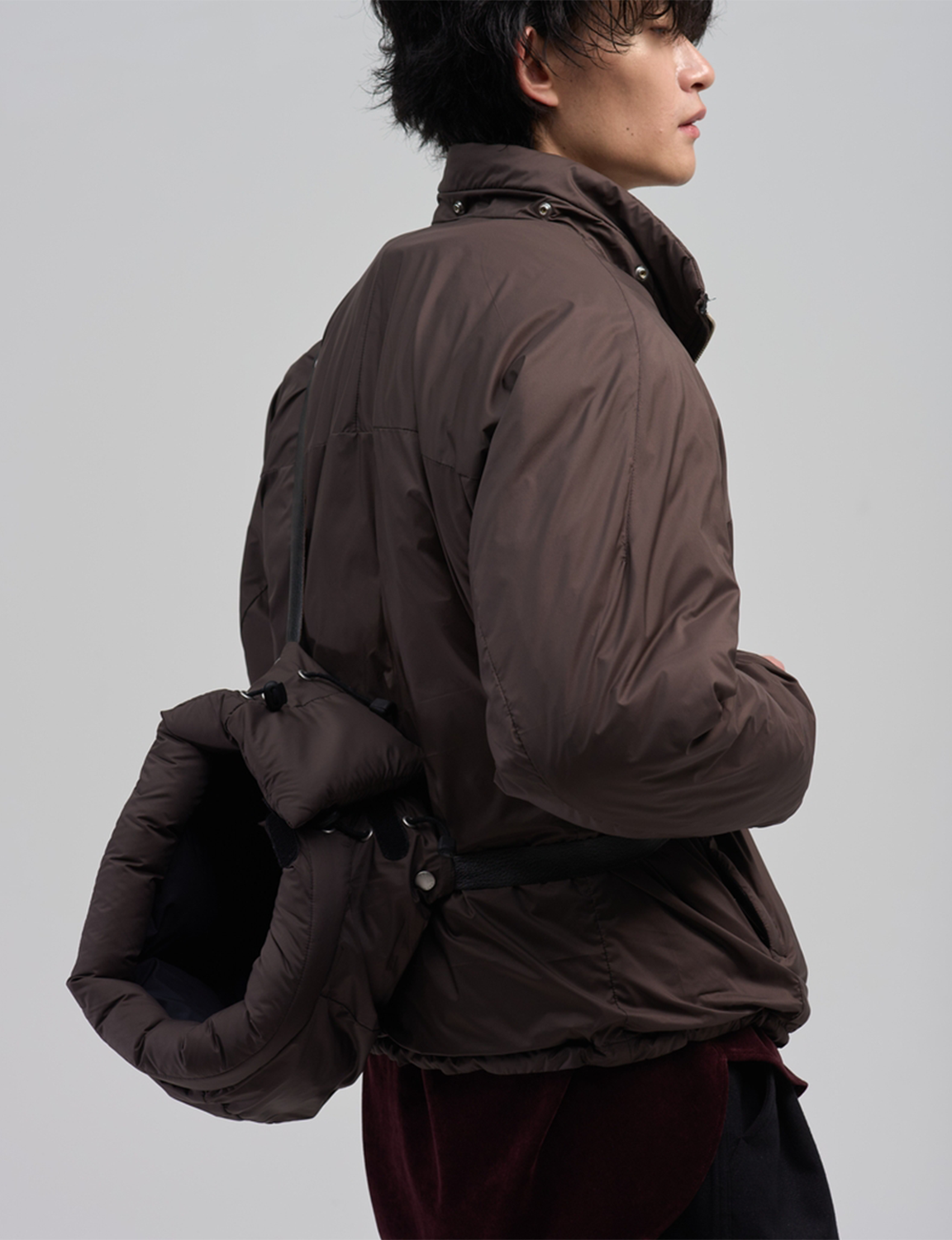 BED j.w. FORD(ベッドフォード) 2026FW Over Hood フード付きダウンジャケット ブラウン フードを肩掛けした着用イメージ