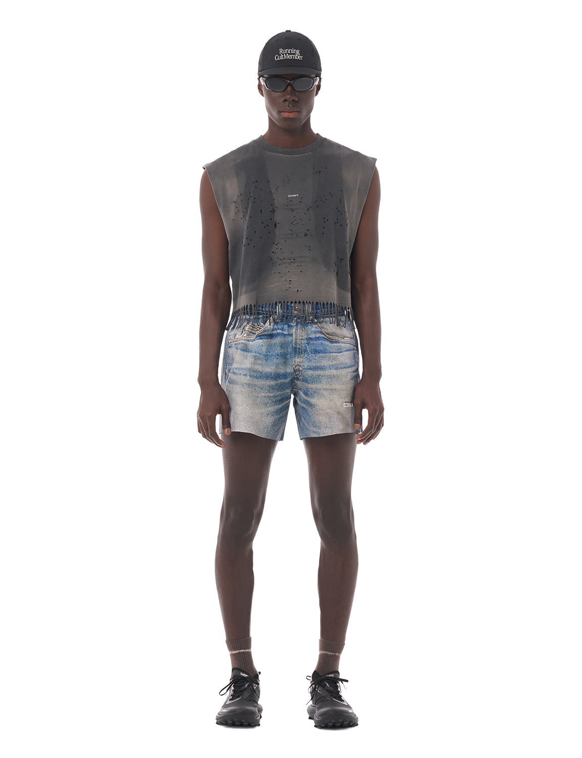 SATISFY(サティスファイ) 2026FW AmbientWarp™ 5" Unlined Shorts ランニングショーツ デジタルデニム 着用イメージ 正面 タンクトップと