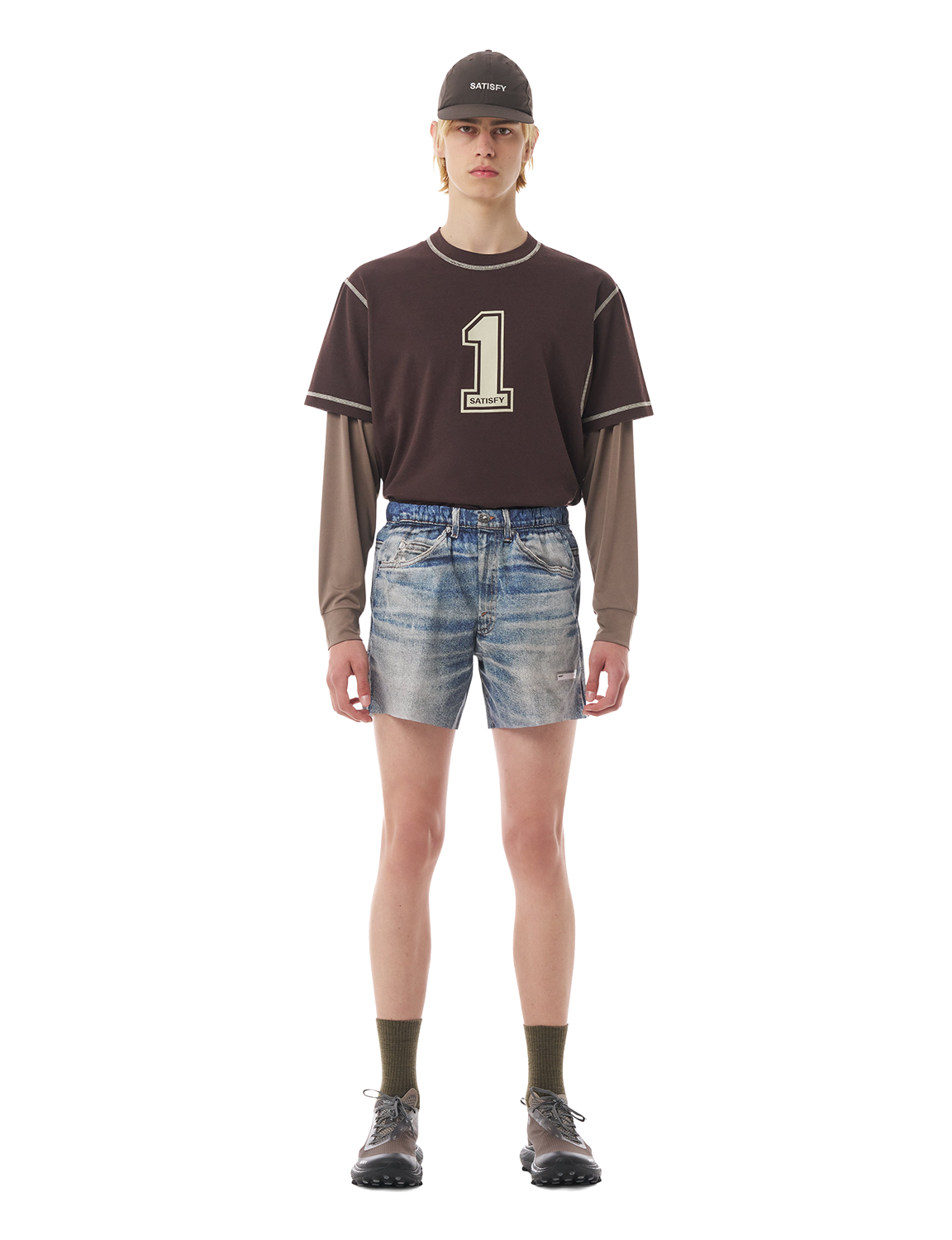 SATISFY(サティスファイ) 2026FW AmbientWarp™ 5" Unlined Shorts ランニングショーツ デジタルデニム 着用イメージ 正面 フットボールTシャツと